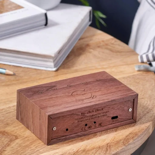 Flip Click Clock - Vækkeur i Træ - Walnut